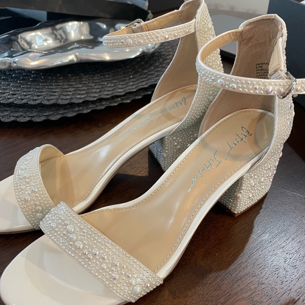 Betsy Johnson SB Mari- White size 6.5